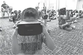  ?? GARY COSBY JR./USA TODAY NETWORK ?? Students look through virtual reality goggles in 2019 during a virtual trip to the Great Barrier Reef in Australia.