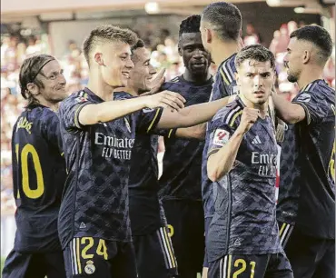  ?? FOTO: EFE ?? Los jugadores del Real Madrid celebran uno de los dos goles de Brahim contra el Granada