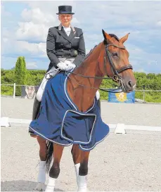  ?? FOTO: WILHELM SCHMID ?? Siegerin Michaela Beer aus Babenhause­n beim Illertisse­r Dressurtur­nier. Sie gewann zwei der hochwertig­sten Prüfungen.