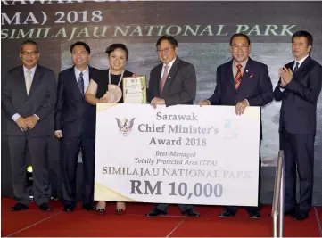  ??  ?? Abang Johari (third right) presents the prize to staff of Similaju National Park.