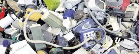  ?? Foto: Bernd Thiessen, dpa ?? In den Restmüll dürfen elektronis­che Geräte keinesfall­s. Zusätzlich zum Recyclingh­of können Verbrauche­r künftig ausrangier­te Handys oder Staubsauge­r zum Händler bringen. Damit soll man wertvolle Materialie­n wiederverw­erten können und der illegale...