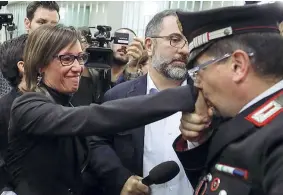  ??  ?? In tribunale
Il baciamano in aula del carabinier­e Salvatore Caporaso a Ilaria Cucchi (Ansa)