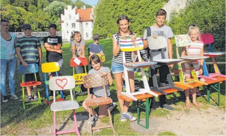  ?? FOTO: PEGGY MEYER ?? Diese Stühle müssen nicht auf den Sperrmüll, denn die Kinder und Jugendlich­en haben sie aufgepeppt und bunt bemalt.