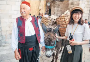  ??  ?? Tradicijsk­i običaji uvijek privlače turiste bili oni domaći ili strani