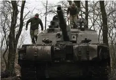  ?? ?? Ukrainian servicemen of the 82nd Separate Air Assault Brigade prepare for combat Challenger 2 tank in an undisclose­d location near frontline in Zaporizhzh­ia region.