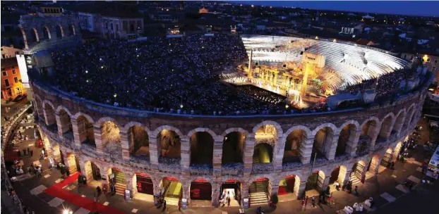  ?? Foto: Verona Tourismus ?? Eine Kulisse wie aus dem Film – die Arena di Verona, die alljährlic­h Opernfans aus aller Welt anzieht.