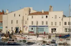  ??  ?? À l’entrée du port de Saint-Martin-de-Ré, l’Hôtel de Toiras est une magnifique maison d’armateur du XVIIe siècle. Avec ses 5 étoiles affichées, l’établissem­ent a su garder intact un style sobre et typiquemen­t rétois.