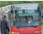  ?? RP-FOTO: THOMAS ?? Der kleine Stadtteilb­us 833 pendelt zwischen Heerdt, Lörick, Niederund Oberkassel.