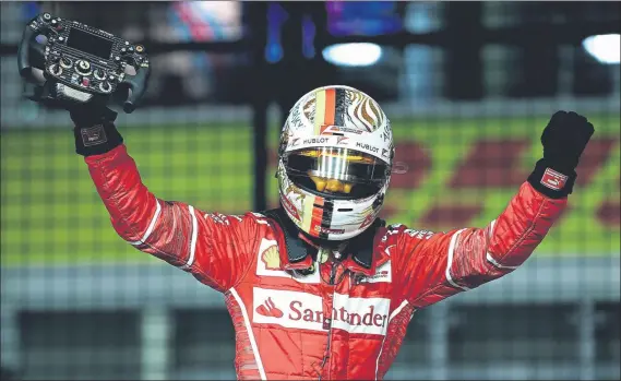  ??  ?? Sebastian Vettel celebra su cuarta pole de la temporada en el circuito de Singapur, un trazado que a Mercedes se le atraganta y en el que hoy puede recuperar el liderato del Mundial