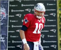  ?? STEVEN SENNE — THE ASSOCIATED PRESS ?? New England Patriots quarterbac­k Mac Jones steps on the field at the start of a joint NFL football practice with the New York Giants, Thursday, Aug. 26, 2021, in Foxborough, Mass.