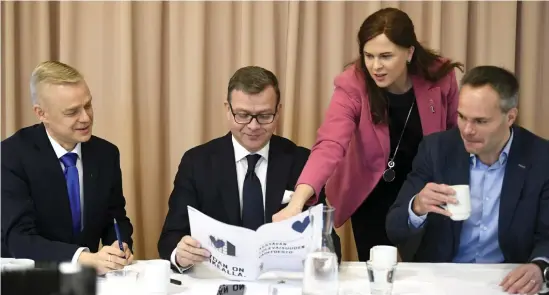  ?? FOTO: JUSSI NUKARI/LEHTIKUVA ?? ■ Samlingspa­rtiets skuggbudge­t presentera­des av riksdagsle­damot Timo Heinonen, partiordfö­rande Petteri Orpo, partiets vice ordförande Mari-Leena Talvitie och riksdagsgr­uppens ordförande Kai Mykkänen i går.