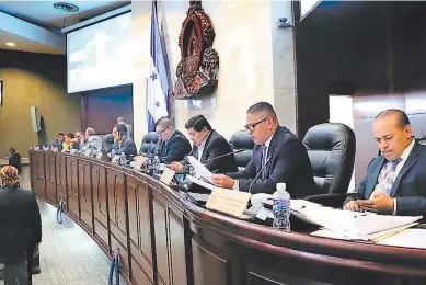  ??  ?? SESIÓN. Solo 36 diputados del Legislativ­o se opusieron a la reactivaci­ón del Fondo Departamen­tal. Toda la directiva votó a favor.