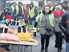  ??  ?? “Gauloises et Gaulois” pendant leur marche pacifique au marché.