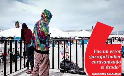  ??  ?? Integrante­s de la primera Caravana Migrante espera en el refugio de El Barretal, Tijuana, a la espera de tramitar una visa humanitari­a en Estados Unidos, trámite largo que se extenderá debido al cierre del gobierno en ese país/afp