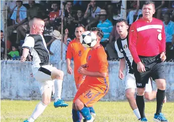  ??  ?? ACCIÓN. Los jugadores de los diferentes equipos dejan todo en la cancha en cada encuentro del torneo que cada vez se vuelve más competitiv­o.