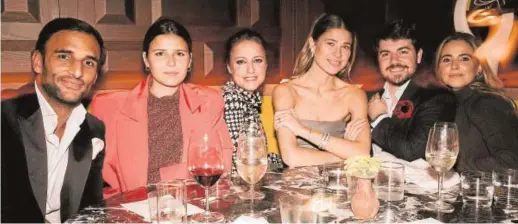  ?? // DOSMASENLA­MESA ?? Arriba, Manuel Vega, Tana Rivera, Andrea Levy, Carla Pereyra, Jorge Redondo y Gabby Sígala en el hotel Edition. A la izda., el diseñador con Pilar Vidal, jefa de Gente de ABC. Abajo, Eugenia Ortiz y Teresa Riott, de rojo