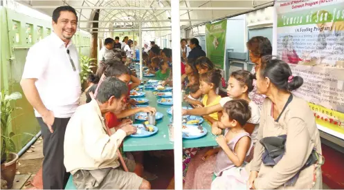  ?? CONTRIBUTE­D FOTO ?? FREE MEAL. Fr. Vicente Ramon Jr. (standing, left), community prior, takes time off to be with the beneficiar­ies of USJ-R’s food-sharing program.