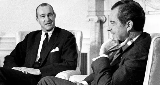  ?? FOTO: AP ?? Richard Helms, el ex director de la CIA y entonces embajador en Irán, conversa con Nixon en la Casa Blanca, en 1973.