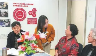  ?? ?? Li Menghan talks with elderly members of a Yueju Opera club in Shanghai’s Xujiahui subdistric­t.