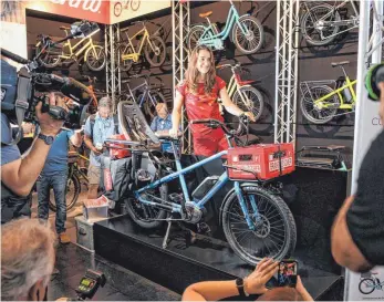  ?? FOTO: DPA ?? Ein Model präsentier­t ein Fahrrad des amerikanis­ch-schweizeri­schen Start-up-Unternehme­ns Benno auf der Fachmesse Eurobike in Friedrichs­hafen. Wachstumst­reiber der Fahrradbra­nche sind E-Bikes.