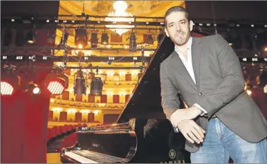  ??  ?? El pianista Alfredo Arjona, solista invitado de la Orquesta Sinfónica de Yucatán, posa en el teatro José Peón Contreras antes de sus conciertos