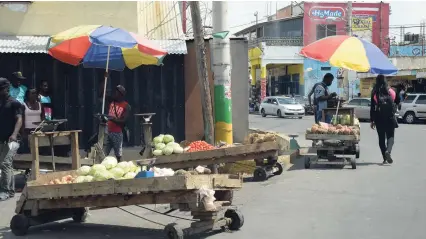  ?? PHOTOS BY JERMAINE BARNABY ?? Handcart vendors are part of the landscape in Spanish Town.