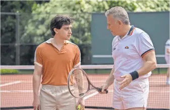  ?? ALI GOLDSTEIN ?? David (Craig Roberts, left) finds his summer escape as an assistant tennis pro at a club led by Getty (Paul Reiser).