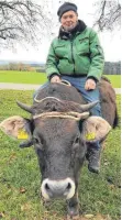  ??  ?? Bernd Joos ist tief mit der Landwirtsc­haft verbunden. „Ich vertraue meinen Tieren und sie vertrauen mir“, sagt er.