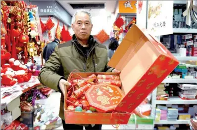  ?? LONG WEI / FOR CHINA DAILY CHINA DAILY SUN WENTAN / FOR ?? A customer buys electronic firecracke­rs in Hangzhou, Zhejiang province. The city has imposed a ban on fireworks and firecracke­rs in the urban areas in a move to curb pollution.
Customers choose fireworks and firecracke­rs in Yantai, Shandong province,...