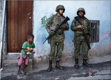  ??  ?? CHICOS. Más de 19.000 alumnos de 40 escuelas perdieron las clases en la semana por los operativos militares.