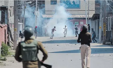  ?? DAR YASIN THE ASSOCIATED PRESS ?? Protesters clash with Indian paramilita­ry officers over the killing of rebels in Srinagar on Sunday.
