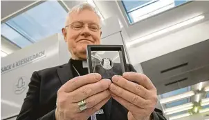  ?? Foto: Luděk Ovesný, MAFRA ?? Medaile Vatikánský nuncius Charles D. Balvo s medailí s podobiznou svaté Anežky České.