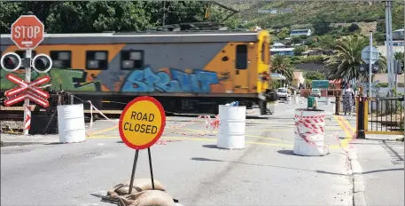  ?? Picture: COURTNEY AFRICA ?? NO GO: Albertyn Road has been closed for almost a month since the boom gates were damaged.