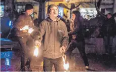  ?? FOTO: JULIAN PAWLOWSKI ?? Passend zum Motto „Feuer und Eis“folgte auf die Eiskunst von Christian Staber eine Feuer-Show der Häfler Zirkus-Akademie.