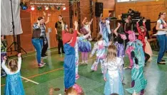  ??  ?? Selber tanzen macht Spaß. Die Mäschkerle waren beim Kinderball der Wasserwach­t in Langweid mit Feuereifer auf der Tanzfläche unterwegs.