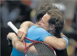  ??  ?? TIEMPOS. Nalbandian, ex número tres del planeta, con su hija Sossie. Y con Nadal, el número uno de hoy. Rivales y amigos.