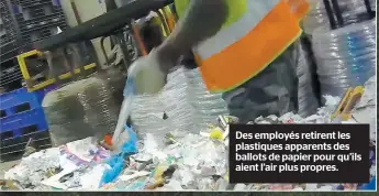  ??  ?? Des employés retirent les plastiques apparents des ballots de papier pour qu’ils aient l’air plus propres.