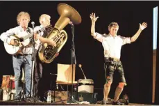  ?? FOTO: DIRK AUGUSTIN ?? Christoph Well spielt nicht nur zig Instrument­e und singt, er kann auch den Schuhplatt­ler, wie er beim Auftritt mit seinen Brüdern (von links) Karl und Michael beweist.