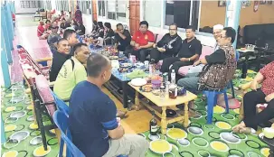  ??  ?? RAI BERSAMA: Ahmad Lai (duduk, empat kanan) bersama tetamu dan penduduk Rumah Linggie Belaja meraikan Hari Gawai di Miri malam kelmarin.