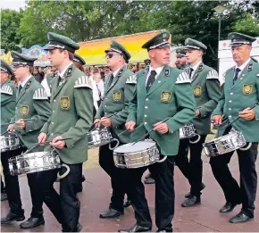  ??  ?? Die Tambouren ziehen ins Festzelt ein. Rechts freut sich Jungschütz­enkönig Alexander Born.