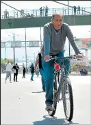  ??  ?? Algunas personas optaron por movilizars­e en bicicleta.