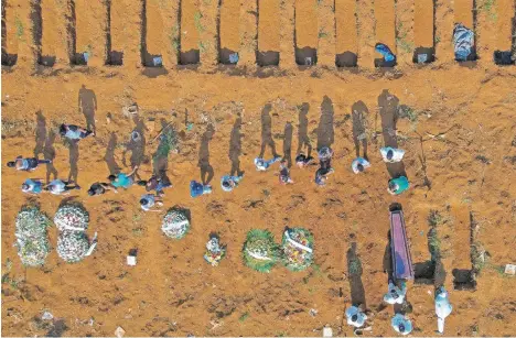  ??  ?? Vista aérea del cementerio Vila Formosa, en Sao Paulo, Brasil; el país superó ayer las 300 mil muertes por el coronaviru­s.