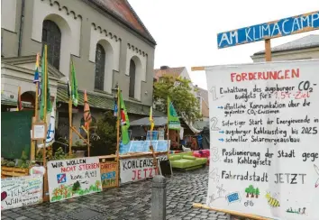  ?? Foto: Ulrich Wagner ?? Die Aktivisten des Augsburger Klimacamps fordern von der Stadt mehr Anstrengun­gen im Kampf gegen die Klimakrise. Seit An‰ fang Juli campen sie deshalb schon neben dem Rathaus.