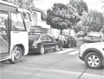 ??  ?? SEGÚN LA DIRECCIÓN de Tránsito de la Municipali­dad de Los Ángeles las calles céntricas de la ciudad no resisten otra línea de colectivos por la alta cogestión. (Foto Archivo)