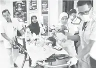  ?? — Gambar Bernama ?? MAUT: Mohamad Fariz cedera parah dibawa ke Hospital Raja Permaisuri Bainun Ipoh selepas terlibat dalam kemalangan membabitka­n sebuah treler di Km37, Jalan Ipoh-Kuala Kangsar, dekat Kampung Salak Stesyen, di Sungai Siput, semalam.