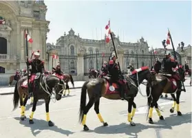  ?? ?? Peruvian military soldiers put on a show in front of the presidenti­al palace at Plaza de Armas.