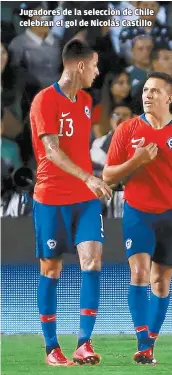  ??  ?? Jugadores de la selección de Chile celebran el gol de Nicolás Castillo