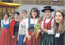  ?? FOTO: CAROLIN STEPPAT ?? Landfrauen-Präsidenti­n Juliane Vees (Dritte von rechts) übergibt den Stab an die Bundes- und Landesbäue­rin von Vorarlberg, Andrea Schwarzman­n (Zweite von rechts). Mit dabei sind (von links): die Gründerin des RBBBTs und Geschäftsf­ührerin der...