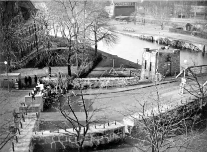  ?? Bild: Innovatums bildarkiv ?? Vägspärr vid Klaffbron under andra världskrig­et, som även skulle fungera som stridsvagn­shinder. foto från 1944.