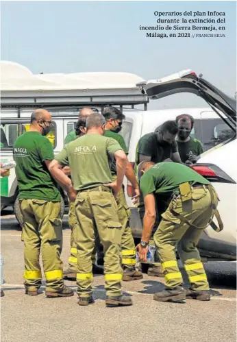  ?? ?? Operarios del plan Infoca durante la extinción del incendio de Sierra Bermeja, en Málaga, en 2021 // FRANCIS SILVA